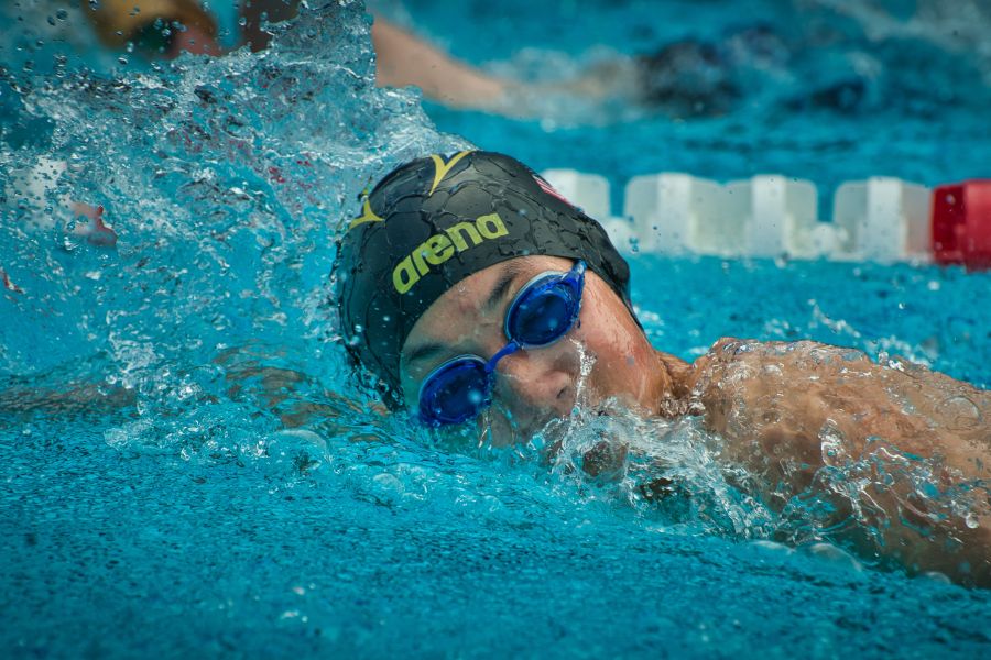 Imagen de una persona nadando en una piscina