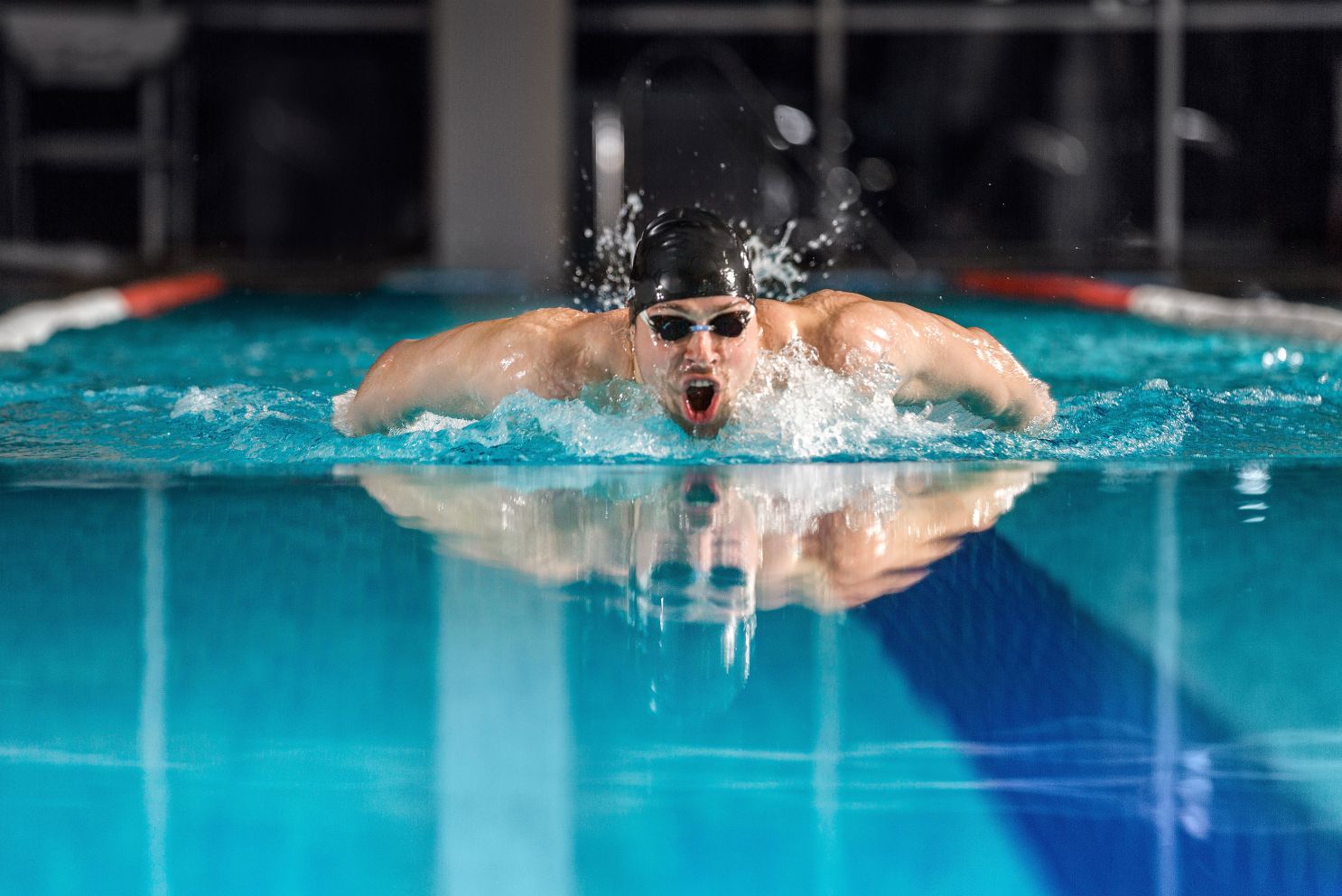 Un nadador entrenando en una piscina de Ibiza