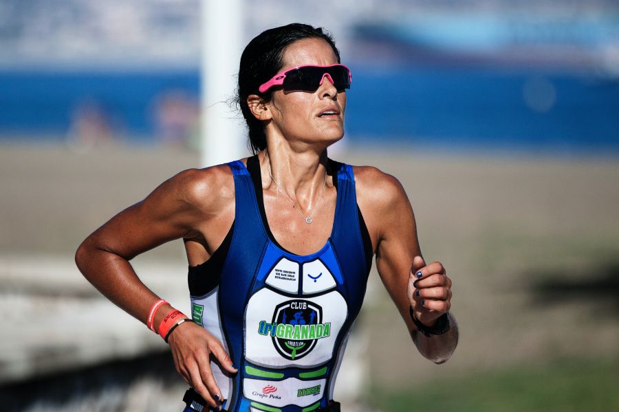 Mujer que se ha preparado físicamente con CTO Training llegando a la meta